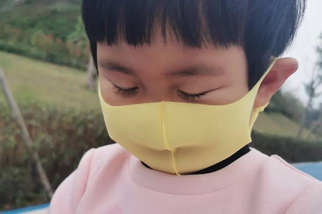 给婴幼儿戴口罩后,孩子会觉得"呼吸困难",于是会自主"张口呼吸".