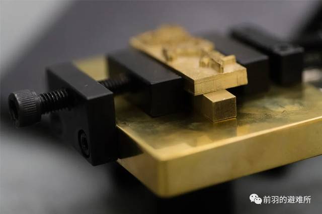 夹具可以夹持铜模,也可以夹持部分字模(尺寸特别大的无法夹持),不受字
