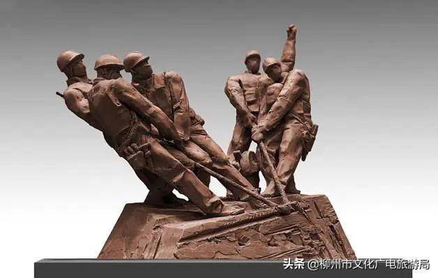 雕塑运用三个不同的场景人物来传达出"生活上是家人,疫情前是战友"的