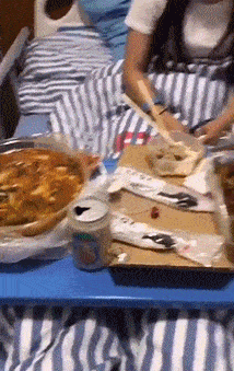 搞笑gif:姑娘们半夜请我去喝酒,其实我内心是抗拒的
