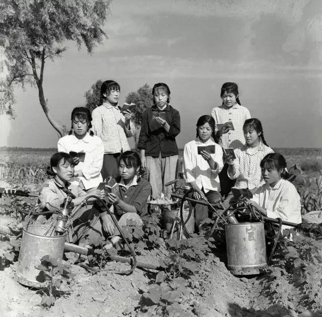 1970年,辽宁省海城县,女知青在劳动之前学习.许魁武/摄.