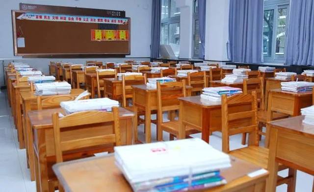 中天中学未来方舟校区的教室内,已经为学生准备好新学期的书籍