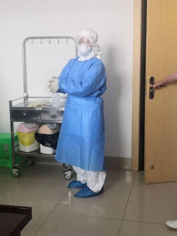 穿戴防护服的杨琳洁.董晨阳 摄