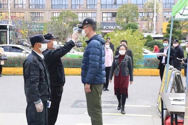 泉州师范学院学生开学报到时依次排队测量体温的模拟场景 泉州师范