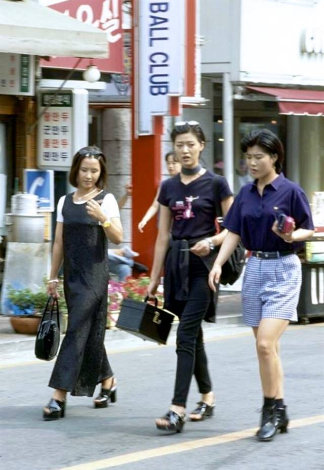 外国摄影师记录的90年代街头韩国女性