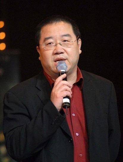 偏心的英达:对大儿子巴图不管不问,将全部父爱给小儿子英如镝