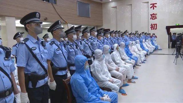 海南黑老大穿防护服受审:终审死刑,至少77名公职人员涉案