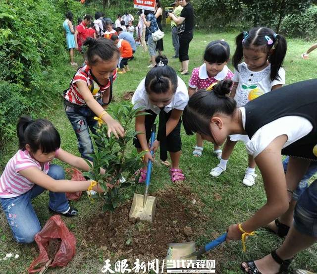 组织小朋友参与义务植树活动.乔启明 摄