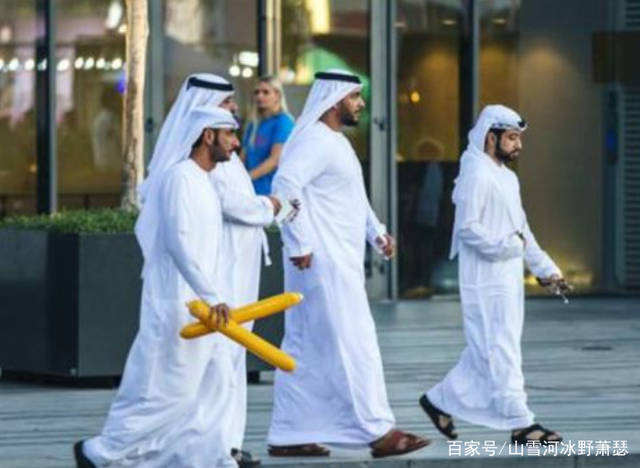 为啥阿拉伯男性喜欢穿白袍?听到导游这样说,让女游客红了脸