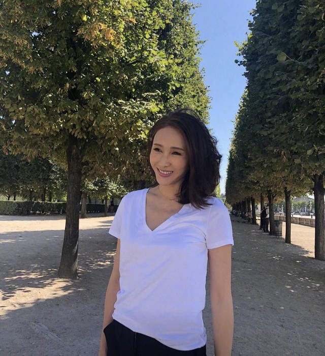 黎姿身材真有料,白色t恤搭配休闲运动裤身材凹凸有致