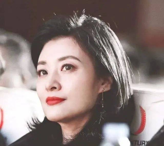我心目中央视女主持颜值的巅峰,52岁依然吊打小花!