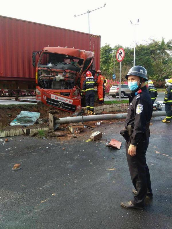 江门大桥发生交通事故货柜车突然失控撞向路边驾驶室严重变形