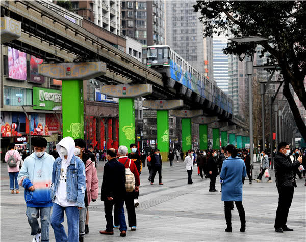 重庆杨家坪商圈热闹起来了餐饮店铺开始恢复堂食服务