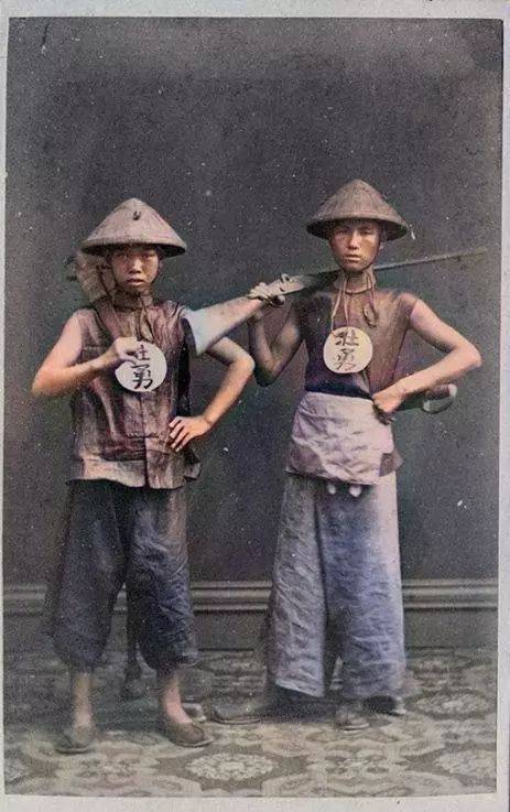 传统清军士兵的体格羸弱,虽然军服的标志上写着壮勇,但两人的体格跟壮