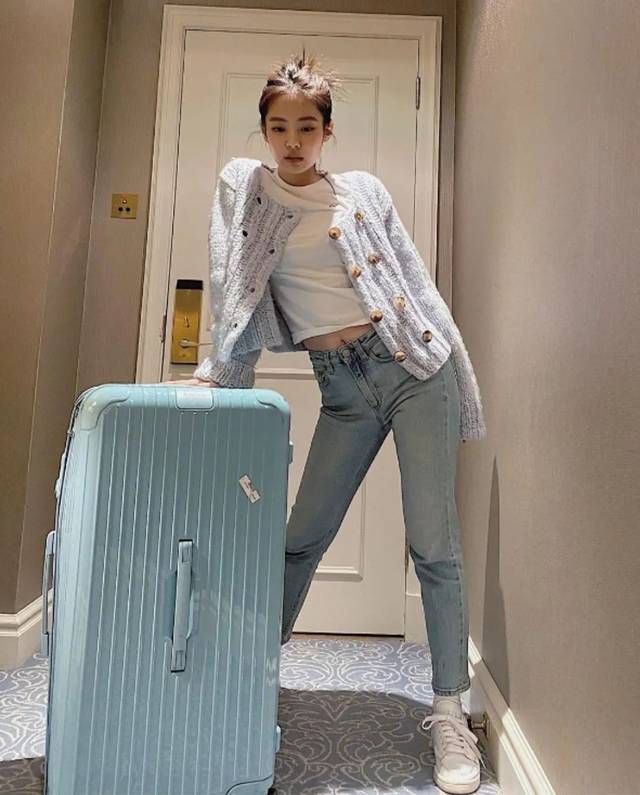 jennie一身蓝白look,和蓝色旅行箱色彩呼应,化身  清丽可人的机场girl