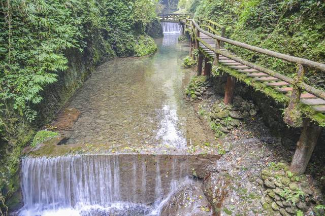 走过古镇,就是青城山后山景区