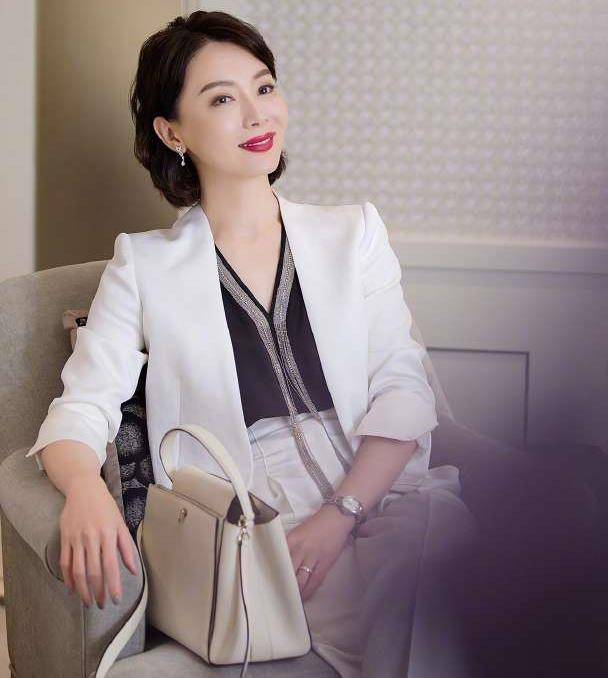 她用自己的气场,和已经40岁但依然姣好的身材赢得了非常多观众的喜欢。