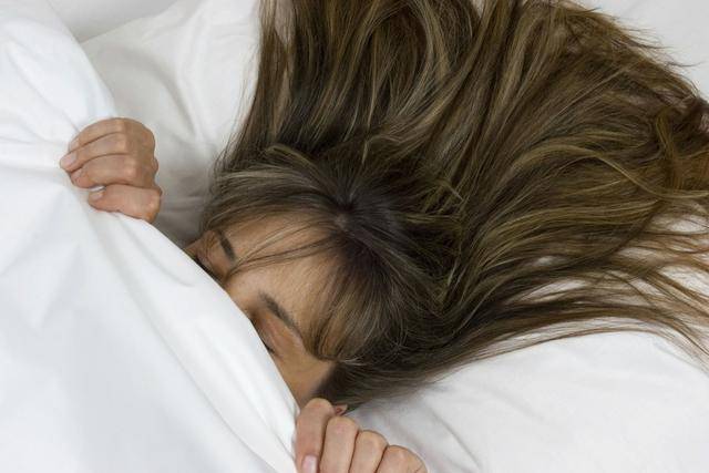 蒙头睡觉时,被窝里的空气污浊,氧气含量很低,人睡久了容易导致胸闷