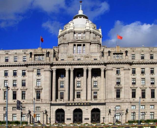 这里曾是香港上海汇丰银行1923年至1955年在上海的分行大楼,1955年4月