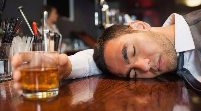 喝白酒,"伤身"很彻底,全身都是其"攻击范围"