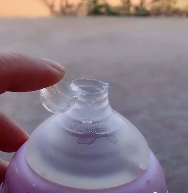 宝宝吃奶时咬合力惊人?看这个奶嘴的"下场"就知道了,心疼宝妈