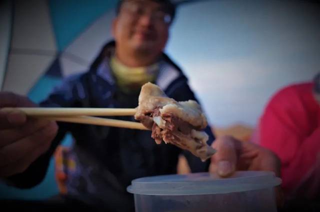 羊汤和肉块 疲劳一天后被浓浓的 吊足了胃口  没有一个人不被宁夏特有