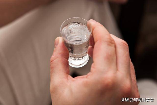 1杯白酒相当于几瓶啤酒?啤酒瓶上8°p是啥意思?