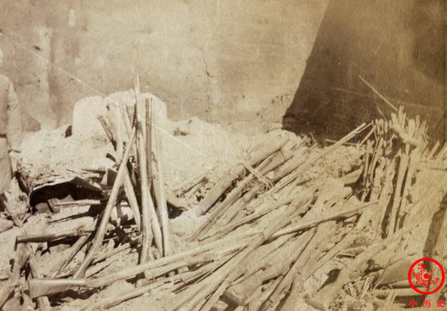 1895年老照片:甲午战争辽东战役现场,清军大批枪支被缴获