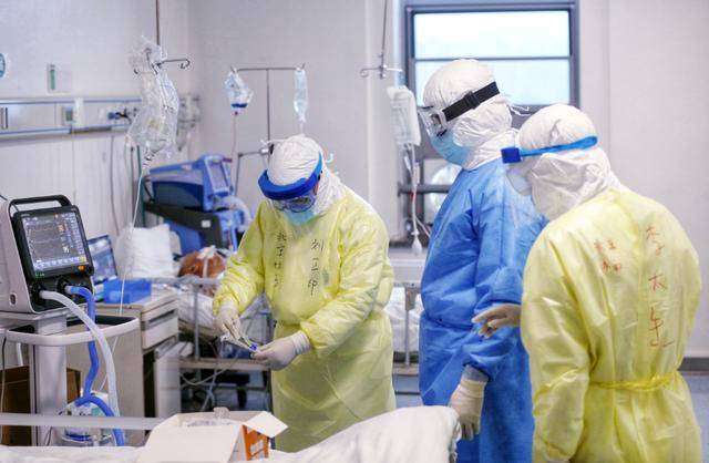 图为中国医生正在对抗新型冠状病毒
