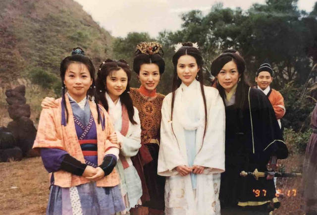 1997年,刘玉翠搭档黄日华出演了《天龙八部》,剧中饰演亦正亦邪的阿紫