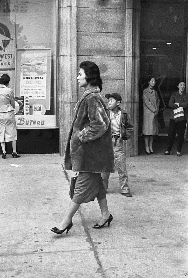 20世纪50年代,汉城街头一位造型时髦的女性 这张照片拍摄于80年代的