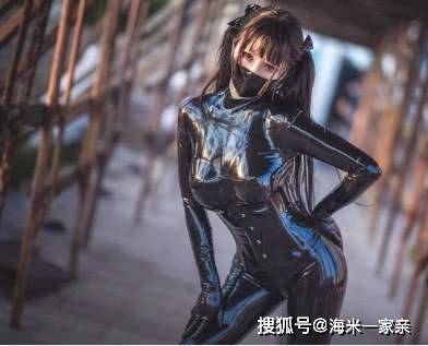 如今的cos圈里,最吸睛的莫过于胶衣cos了,胶衣可以完美地勾勒出coser