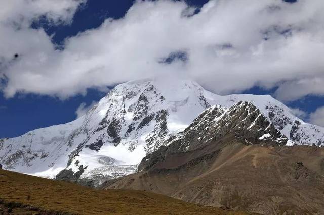 景区位于拉萨市尼木县,海拔7048米,是念青唐古拉山脉南段的最高峰
