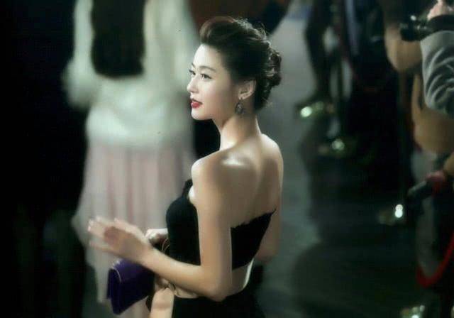 气质不是泡沫,女神并不遥不可及,女神与女神经只差两步