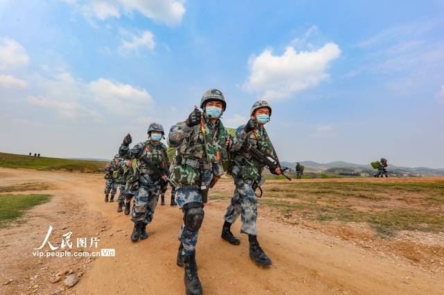 直击驻鄂空军空降兵某旅伞降训练