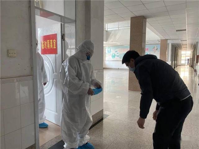 值班主任马上安排值班教师带领发热学生到隔离室,安排另一名
