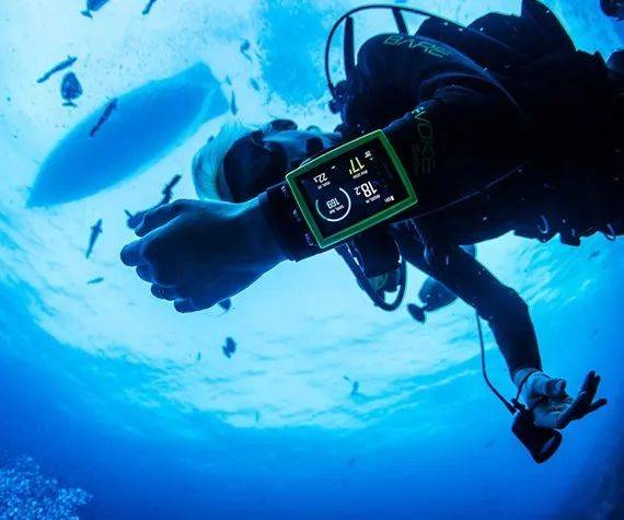 suunto 的潜水工程师经常下到矿坑潜水,团队里的专业潜水员的在隧道