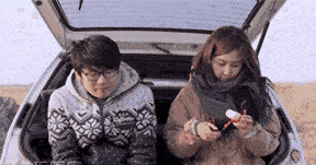 搞笑gif:看看人家是怎么哄女朋友的,再看看你们