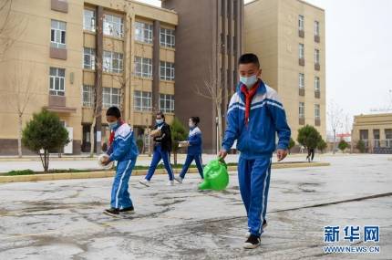 3月23日,在新疆喀什市东城第八初级中学,学生在打扫卫生.