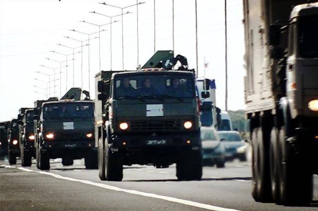 俄罗斯三防部队抵达意大利!军车在路上浩浩荡荡,场面非常魔幻