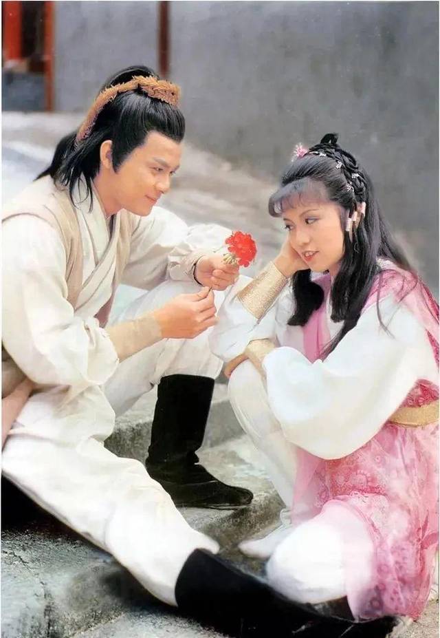 83年《射雕英雄传》由翁美玲和黄日华出演,这部剧