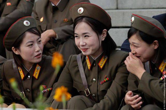 朝鲜女少尉,女上尉和女中尉,她们都拥有一枚共同的勋章:建国20周年