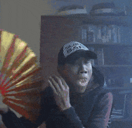 原创搞笑gif趣图:你这是在看什么呢?我看你看的这么专心!