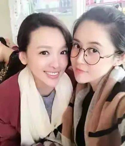 在《乡村爱情》中,王长贵的女儿是香秀,而吴琼则是香秀扮演者的闺蜜.