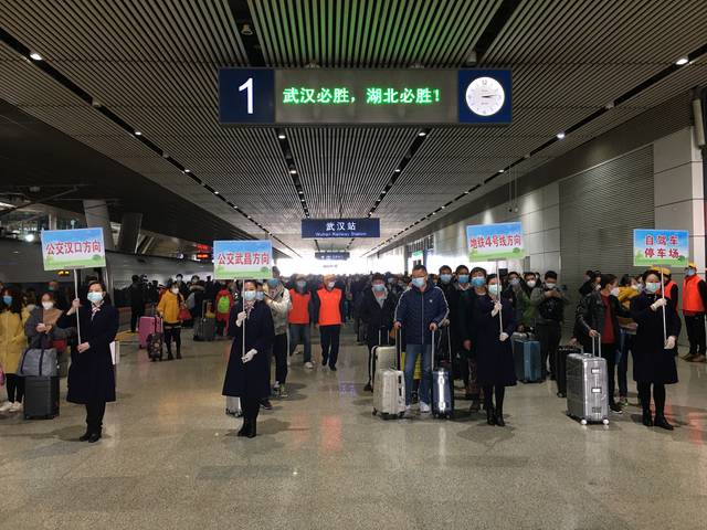 3月28日,首趟终到武汉的高铁列车抵达武汉站,旅客下车后将在工作人员