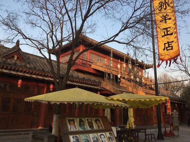 《清明上河图》放大10倍,有男女勾肩搭背?专家:这是青楼门口