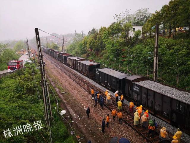 京广铁路火车脱轨!株洲火车站600余名旅客紧急换乘高铁