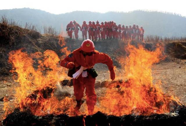 凉山大火,19名牺牲英雄最后影像曝光:这个国家时刻有人在为你拼命