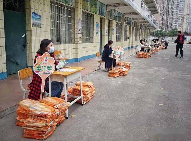 3.02 晴,佛冈县石角镇,文明路,瑞昌楼门前,白衣黑裙黑口罩的女孩.