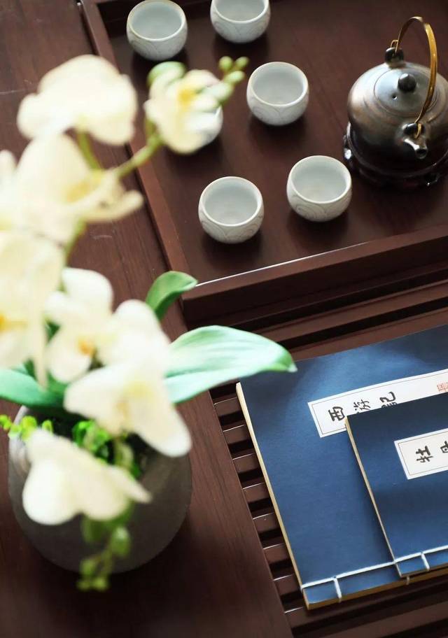 茶具及书籍,给人一种禅意自在,舒适惬意的美好生活的体验,意境优美